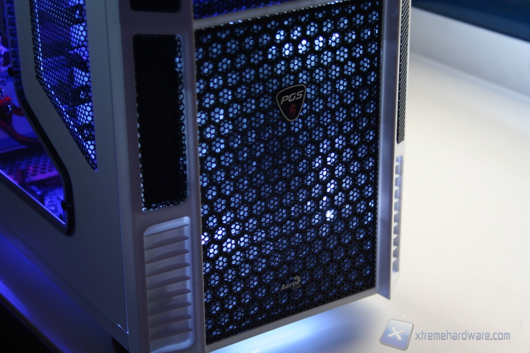 00110Aerocool XPREDATOR WHITE XTREMEHARDWARE.COM